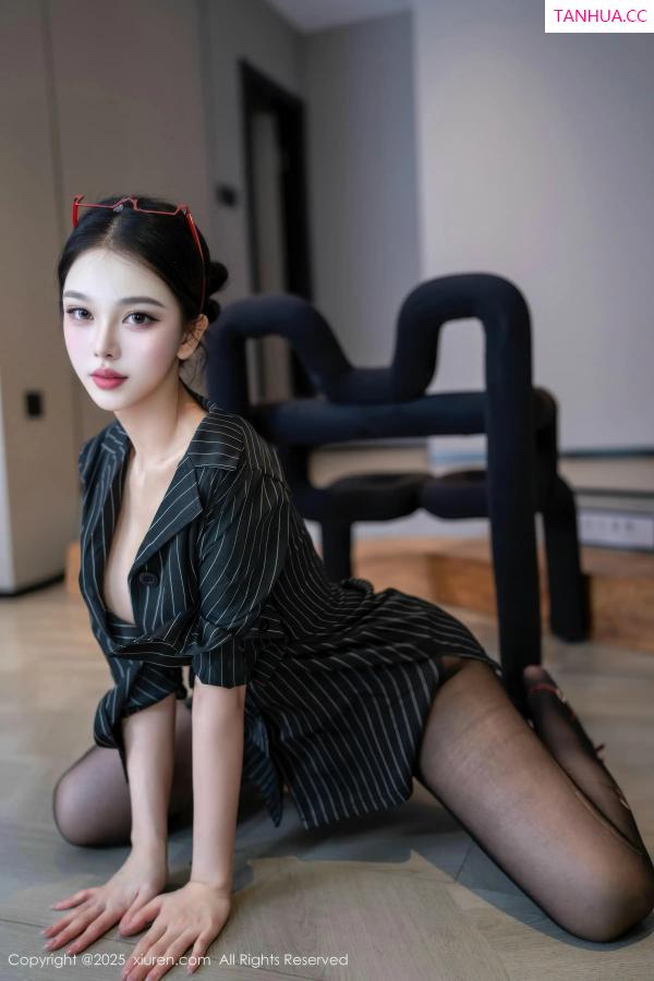   [XiuRen]高清写真图 2025.12.26 No.11160 诺诺子 开档黑丝第25张图片